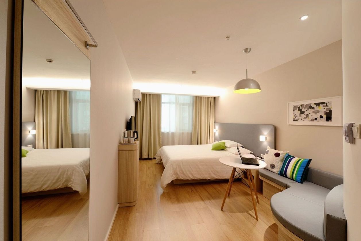 Penthouse Gaming Suite — private table dealt by lamplight