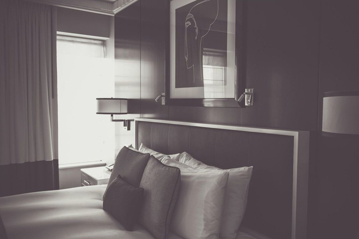 Deluxe Room queen bed with linen bedding